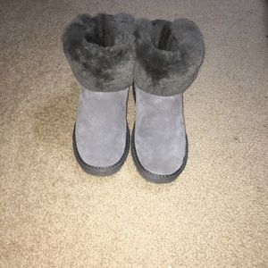 NWOT Grey Furry Bow Boots EU39